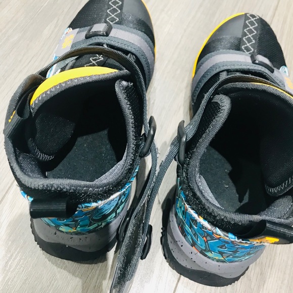 Boy’s Jordan’s Basketball shoes - Picture 3 of 5